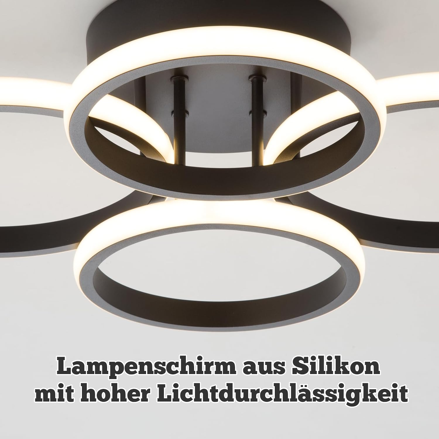 Lámpara de techo con cinco anillos iluminados desde abajo.
