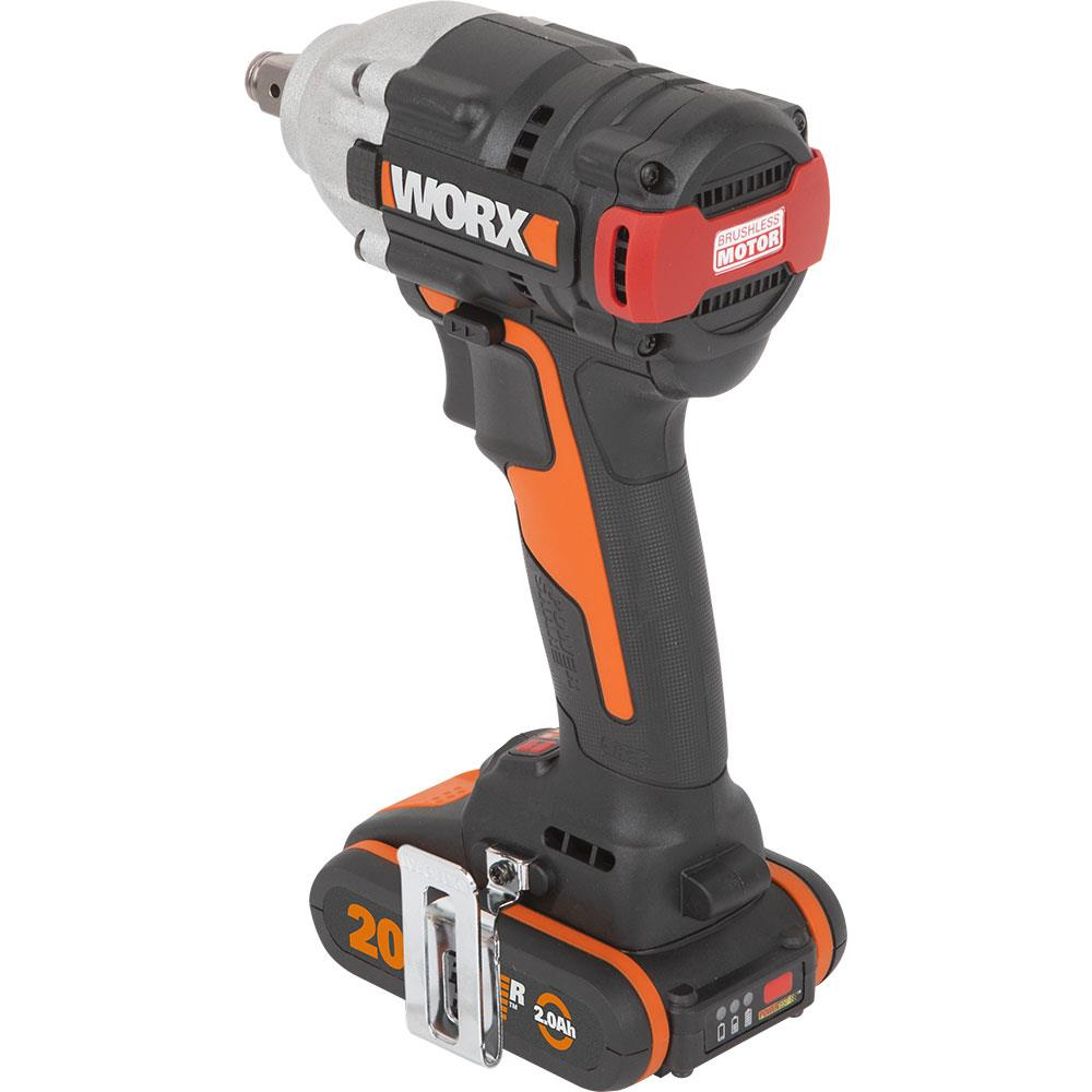 Fırçalanmış metal aynalı ve pilli siyah ve turuncu WORX akülü darbeli anahtar.