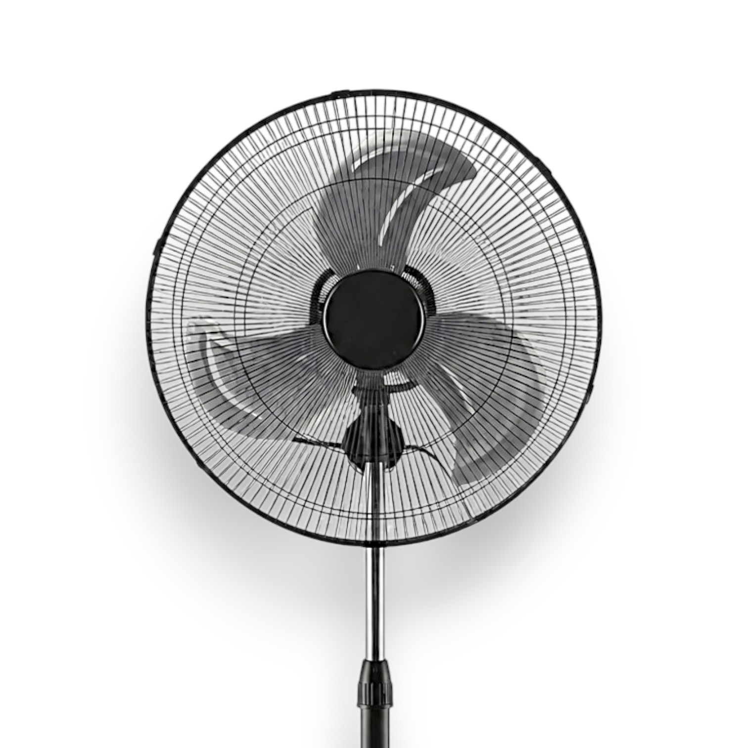 Un ventilador de pie negro con tres aspas sobre fondo blanco.