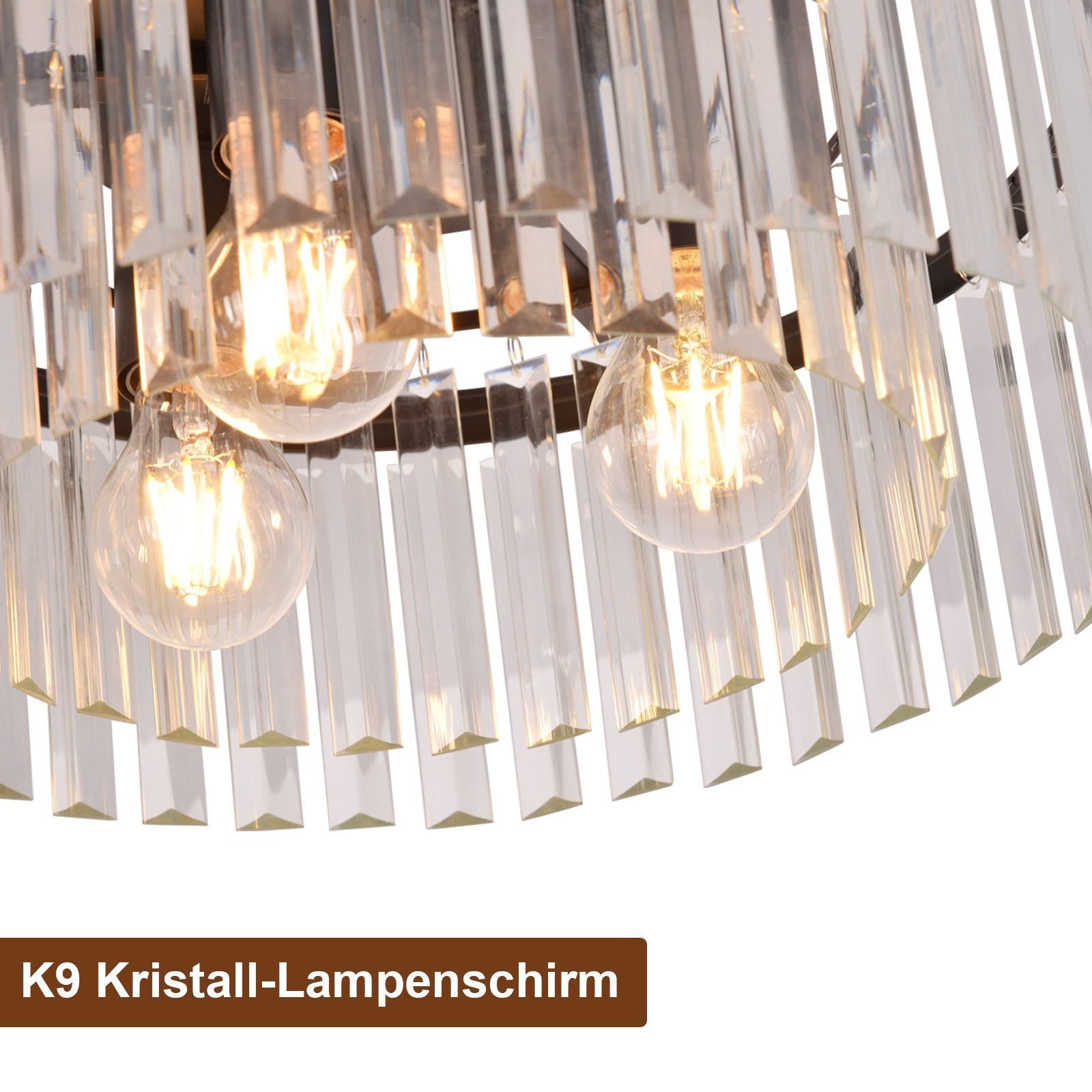 Ein Kronleuchter mit Glühbirnen und transparenten Kristallstäben.