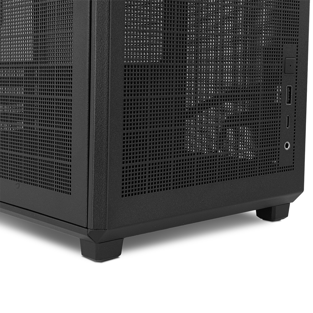 Una caja de computadora negra con panel frontal y lateral perforado, sobre cuatro patas.