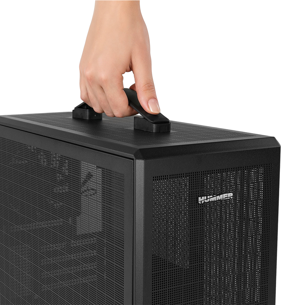 Una mano levanta el asa de transporte de una caja de PC negra.