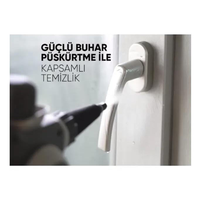 Buharlı temizleyici beyaz bir pencere koluna püskürtüyor.
