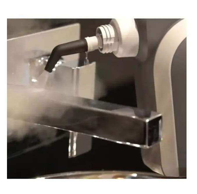 Buharlı temizleyici metal yüzeye buhar püskürtüyor.