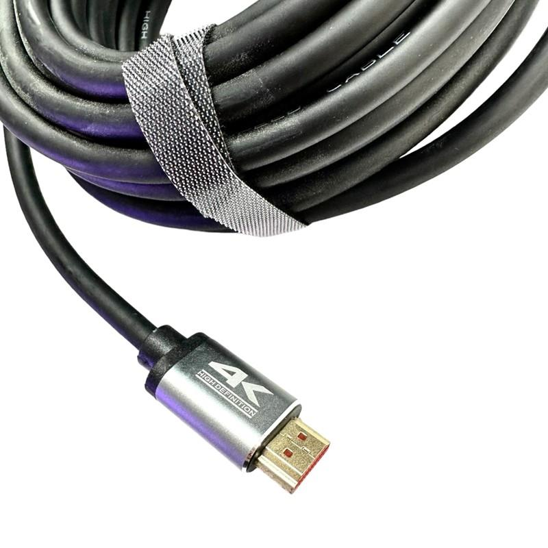 4K logolu siyah HDMI kablosu, rulo yapılmış ve cırt cırt ile sabitlenmiş.