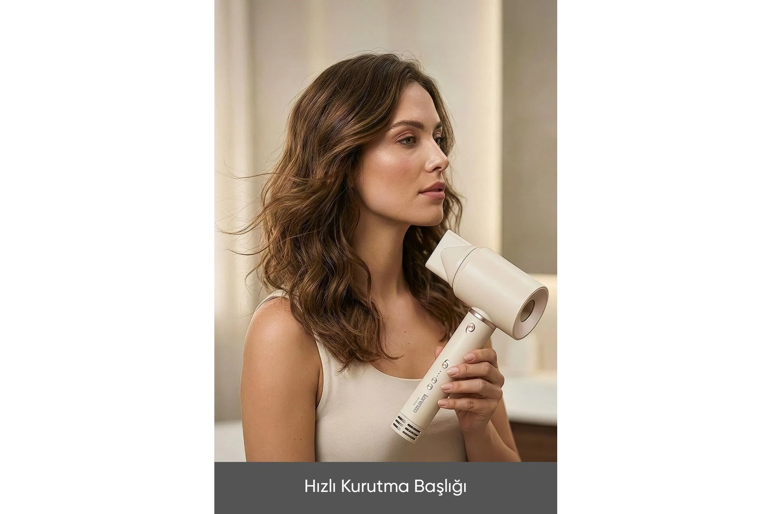 Bir kadın bej rengi saç kurutma makinesi tutuyor, kahverengi saçları hafifçe esiyor.