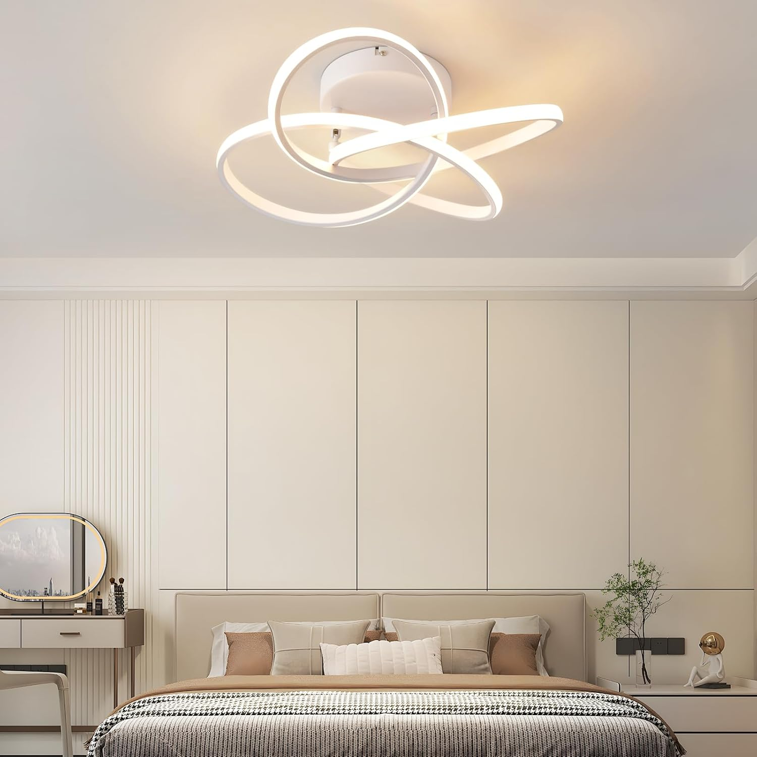 Ein modernes Schlafzimmer mit einem kunstvollen Deckenlicht über einem Bett.