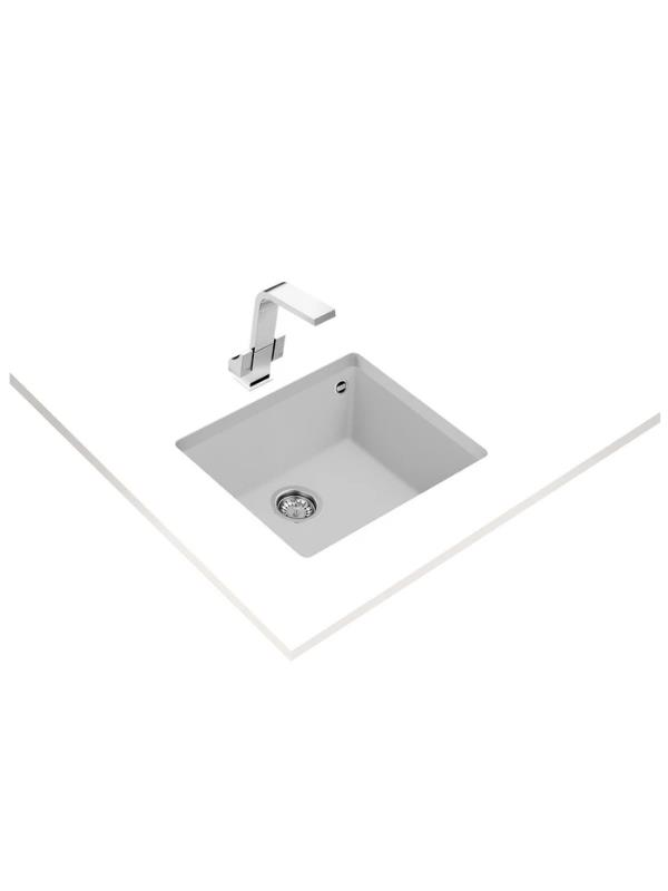 Beyaz tezgah üzerine yerleştirilmiş parlak krom musluklu modern, kare lavabo.