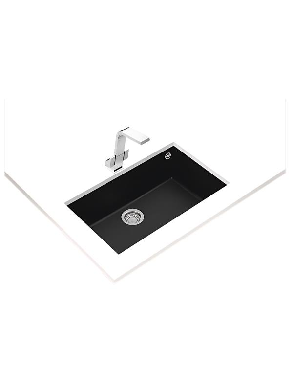 Beyaz tezgah üzerinde krom musluklu siyah lavabo.