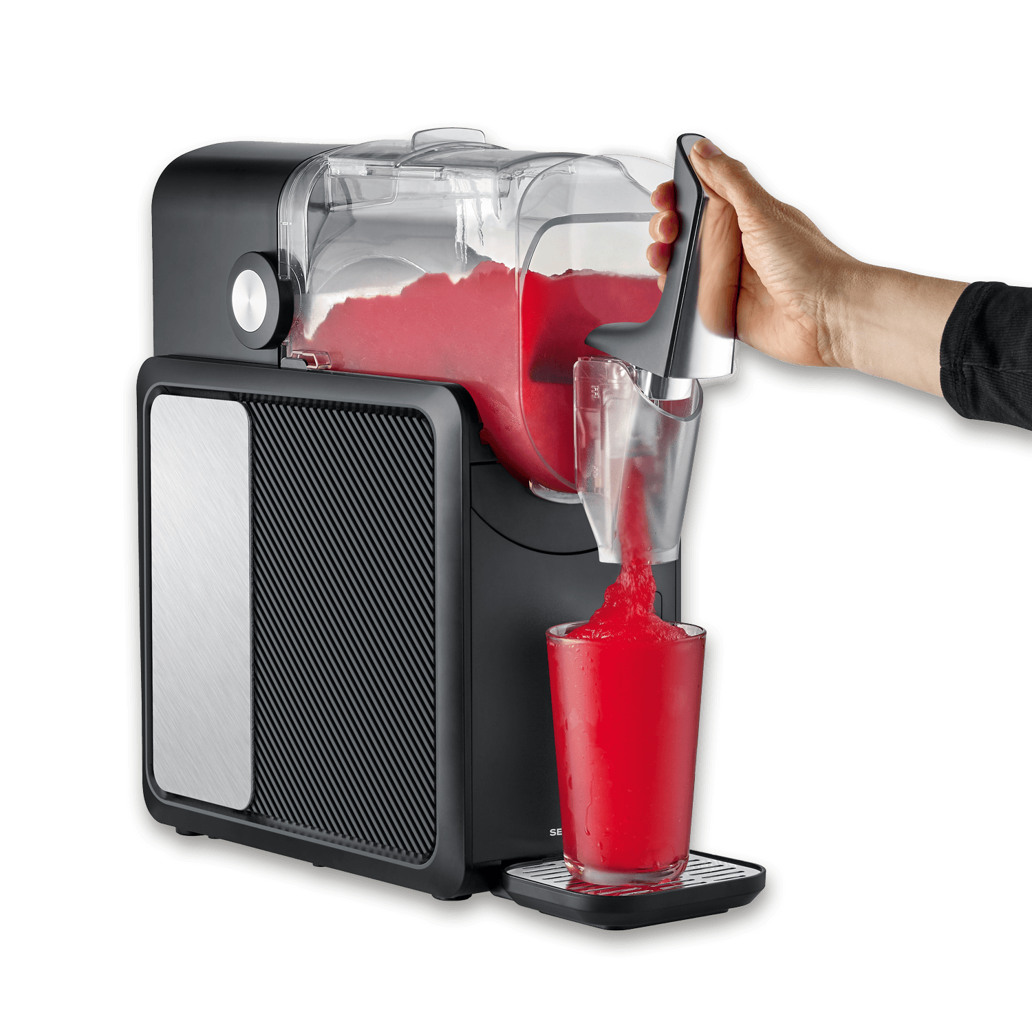 Eine Hand bedient einen Slush-Eis-Maker, der rote Slush in ein Glas füllt.