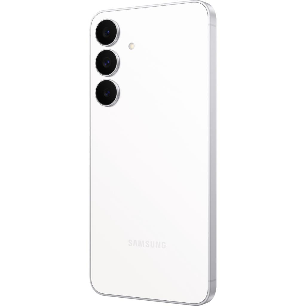 Arkada üç kamera lensi bulunan beyaz bir akıllı telefon.