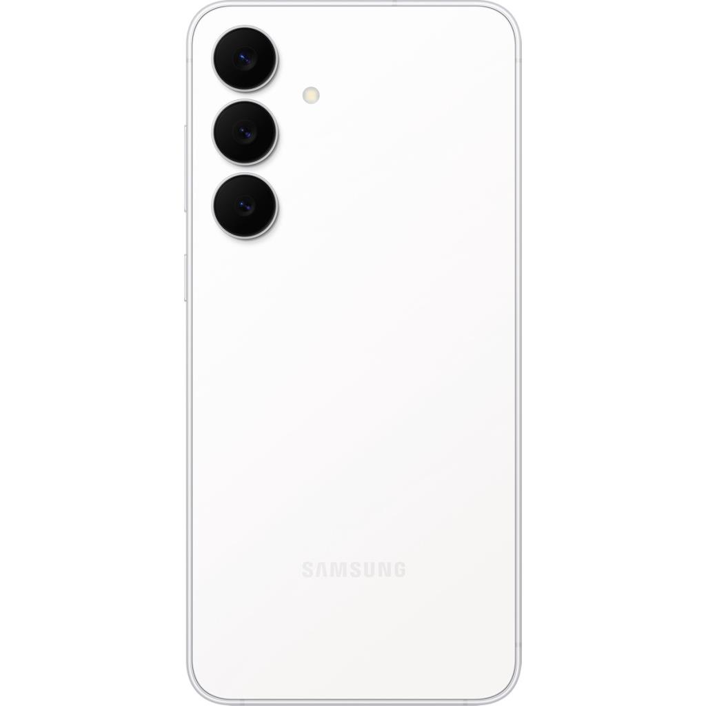Üç kamera lensi ve Samsung logosu bulunan beyaz akıllı telefonun arkası.