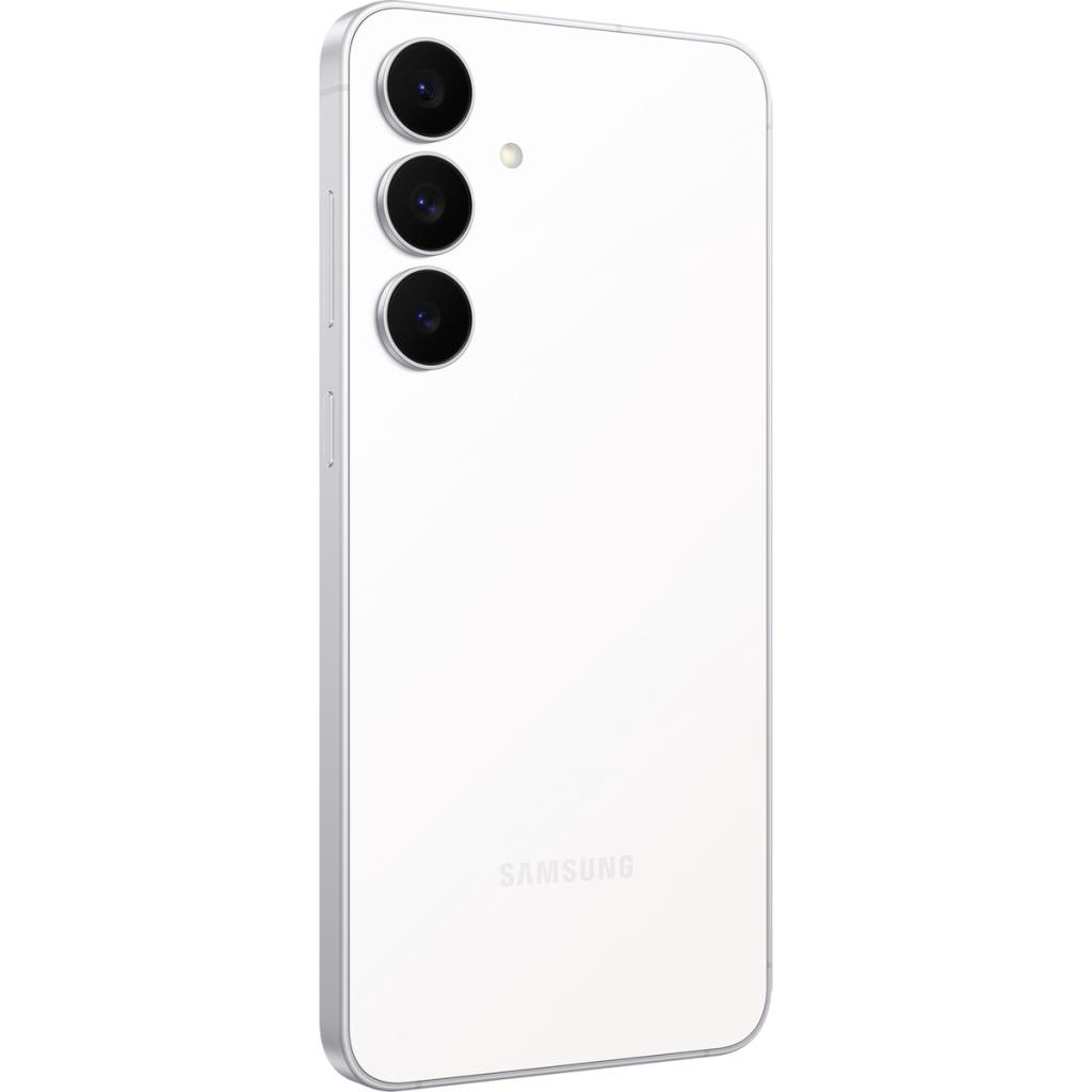 Arkada üç kamerası olan beyaz bir Samsung akıllı telefon.