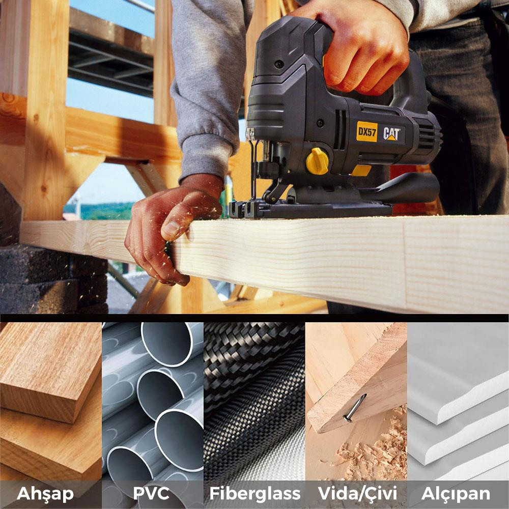 Bir kişi, ahşap bir kirişi kesmek için siyah ve sarı CAT dekupaj testeresi kullanıyor. Resimde ayrıca ahşap, PVC borular, fiberglas, vidalar ve alçıpan da var.