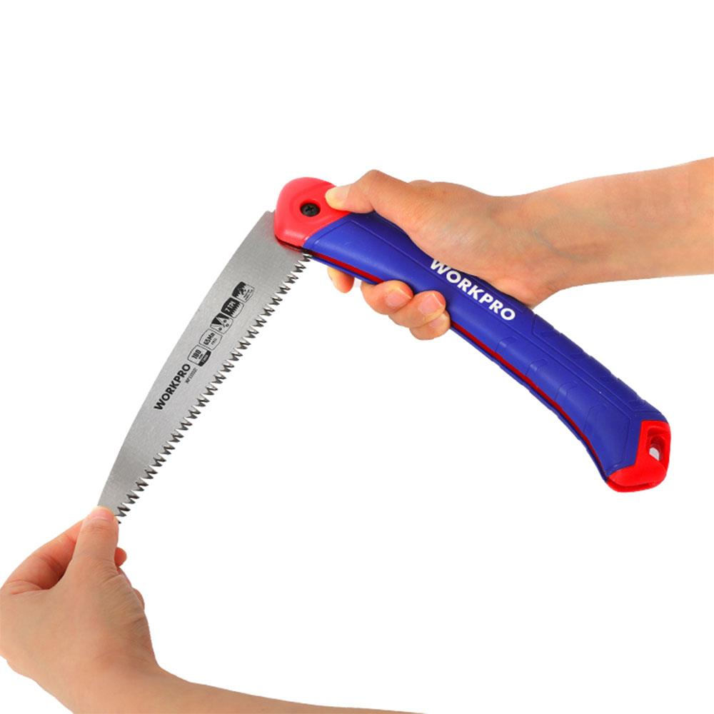 Bir el, keskin bıçaklı mavi ve kırmızı katlanır testere tutuyor.