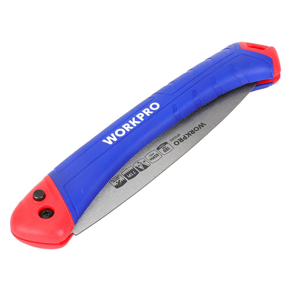 Katlanmış mavi ve kırmızı WORKPRO testere, gümüş bıçaklı ve görünür dişli.