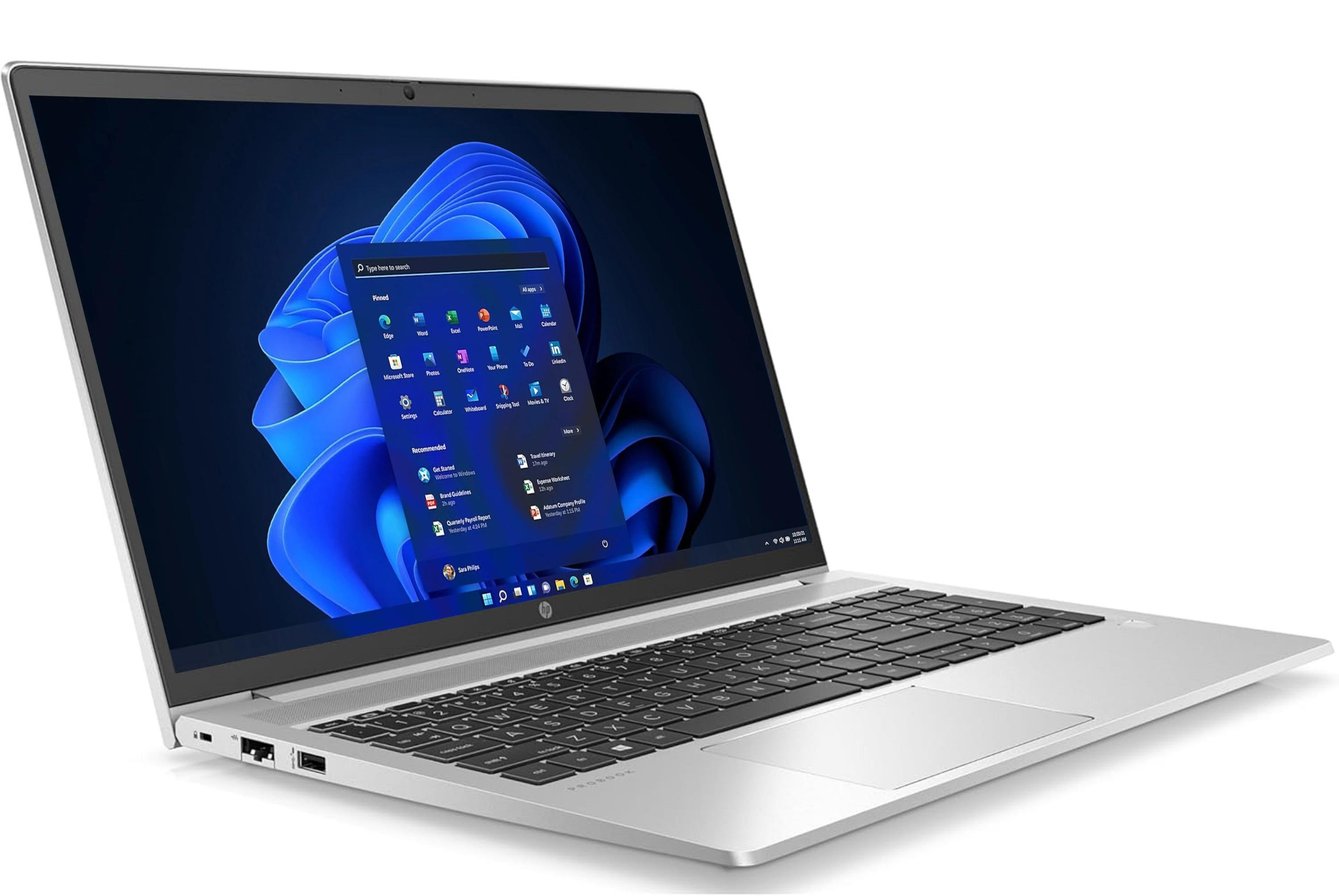 Ein silberner Laptop mit einem geöffneten Windows 11 Startmenü und blauer Hintergrundgrafik.