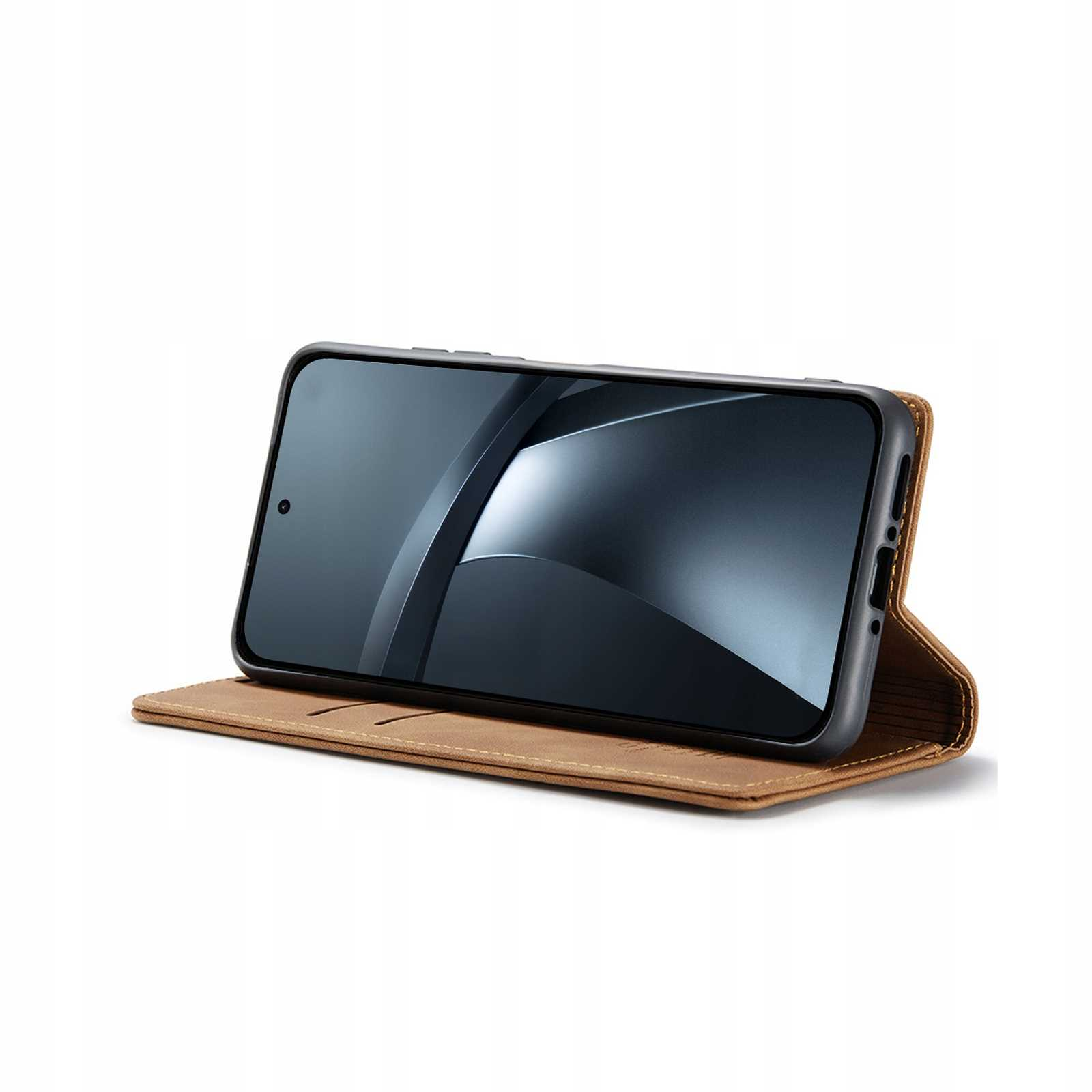 Smartfon w brązowym skórzanym etui z klapką, leżący na białej powierzchni.