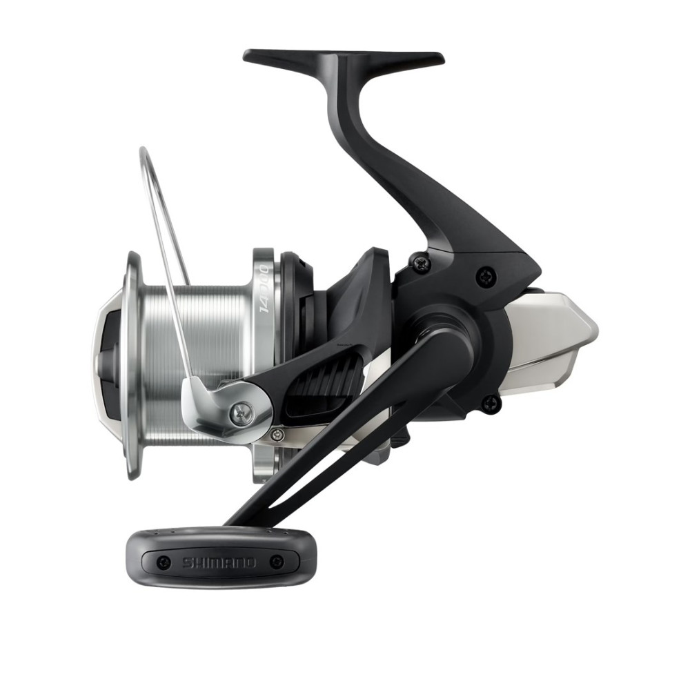 Czarno-srebrna kołowrotek Shimano ze srebrną szpulą i czarną rączką.
