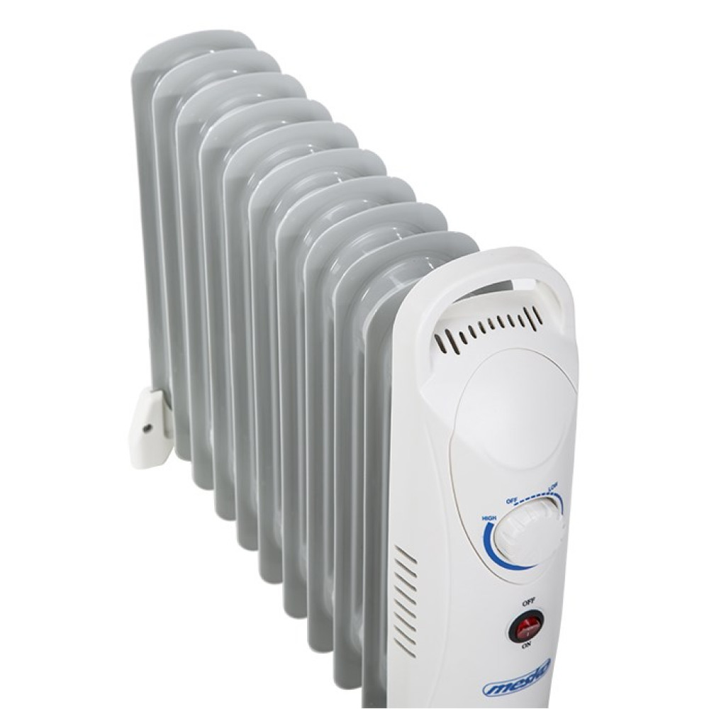 Un radiatore a olio grigio con controlli bianchi e una maniglia.