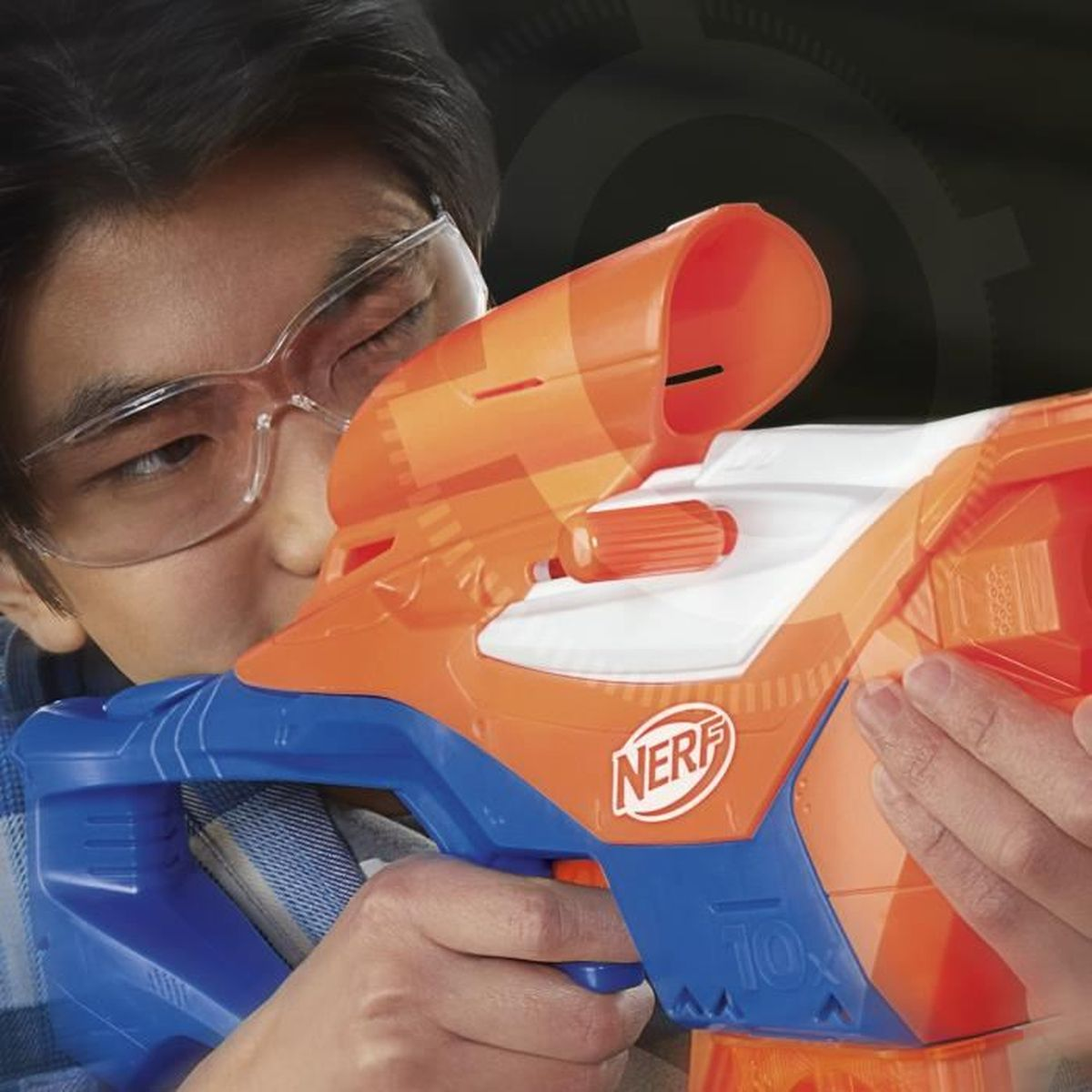 Ein Junge mit Schutzbrille zielt mit einer blauen und orangen Nerf-Pistole.