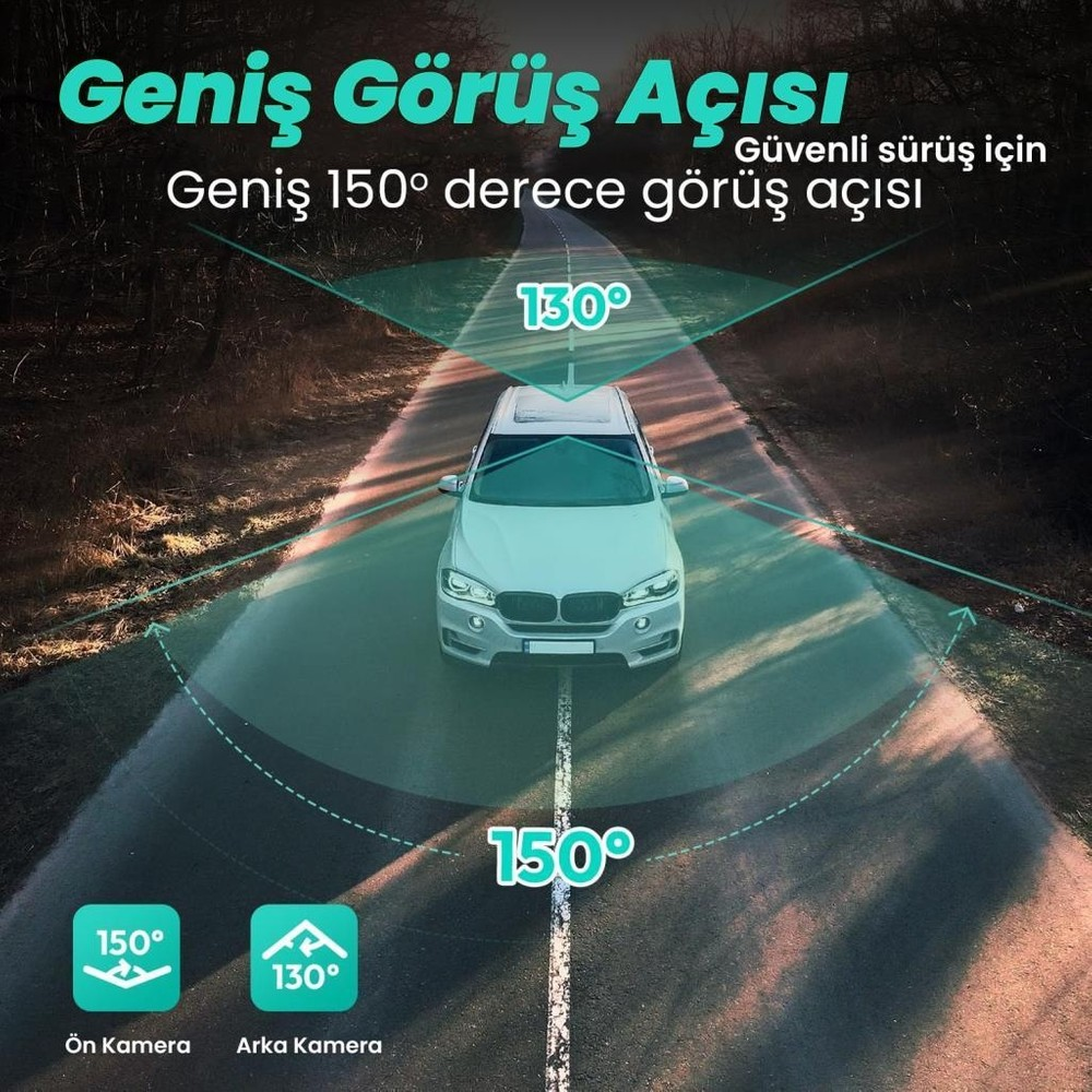 Gümüş renkli bir araba yol işaretleriyle ilerliyor. Geniş görüş açısı gösteriliyor.