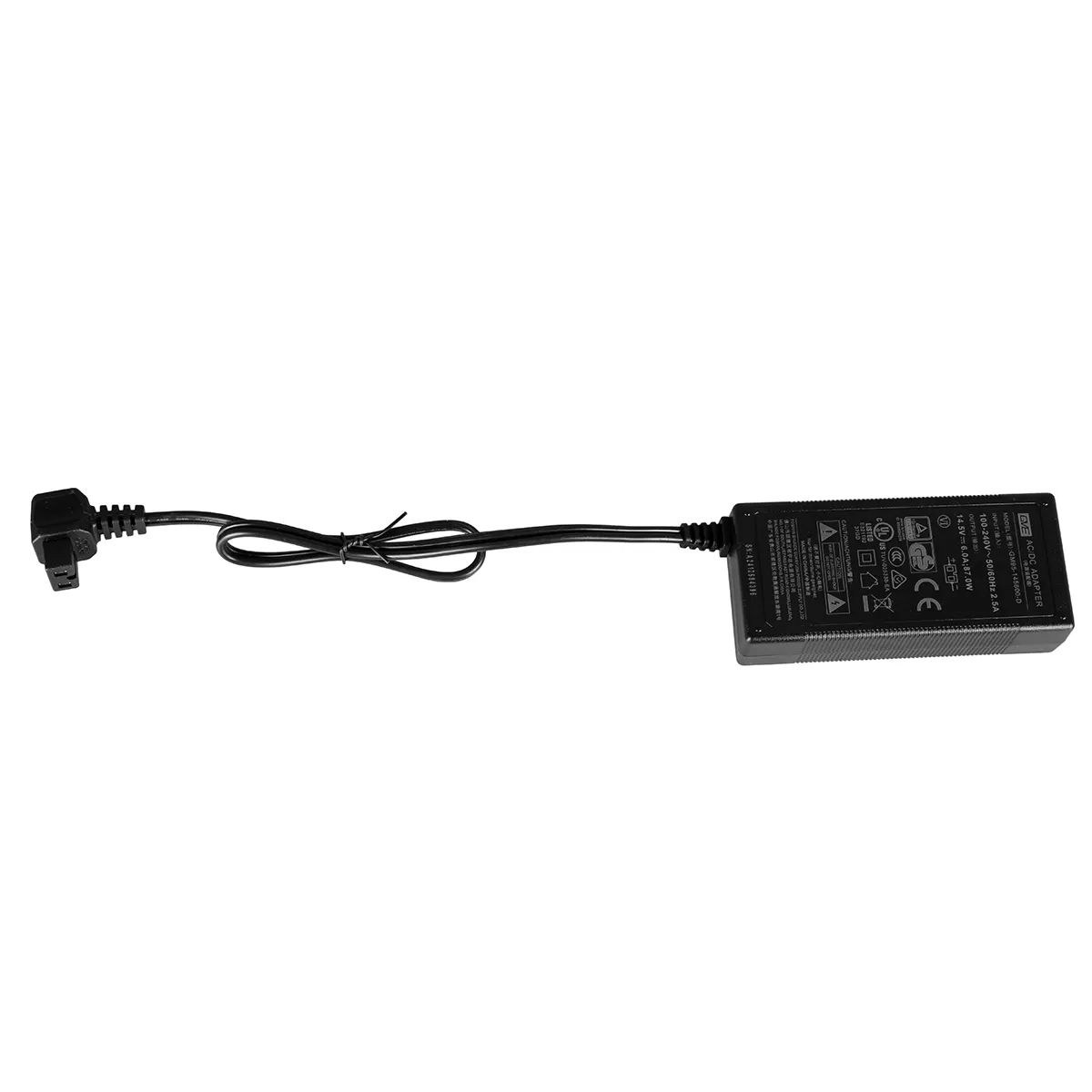 Schwarzer Netzadapter mit Kabel und Stecker, Beschriftung auf dem Gehäuse.