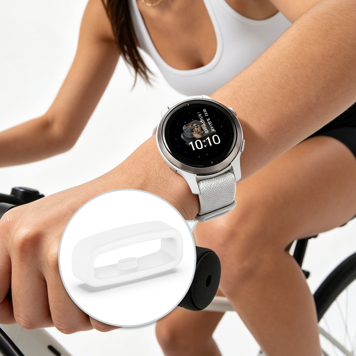Donna con reggiseno sportivo bianco su bici indossa smartwatch. Cinturino bianco in dettaglio.