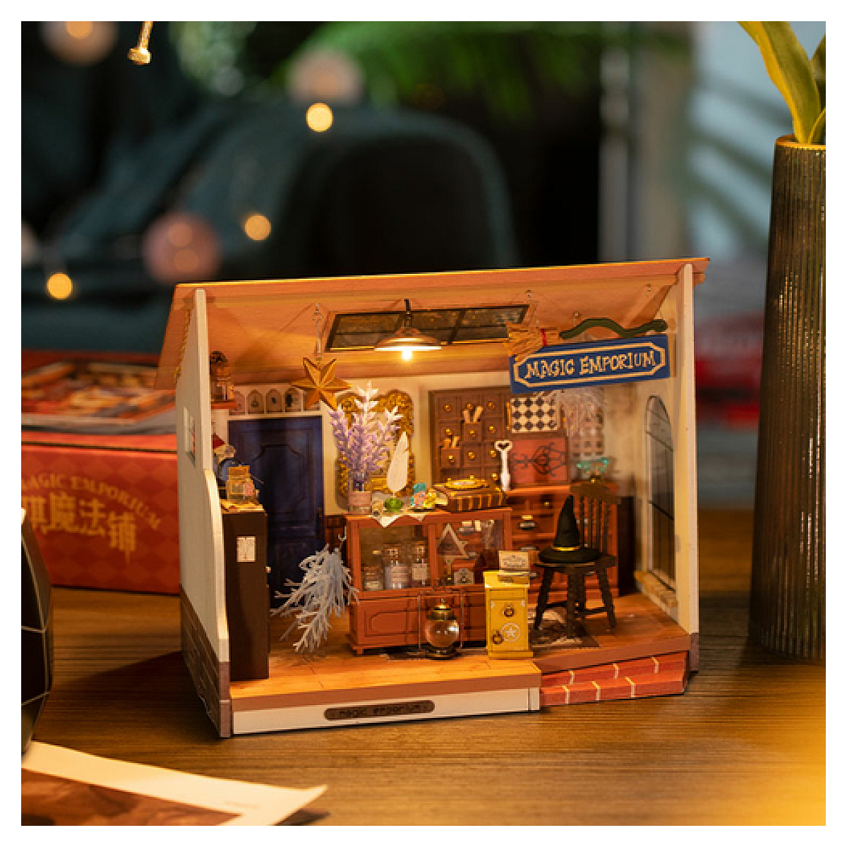 Raflar, dolaplar ve sihirli eşyalarla dolu minyatür 'Magic Emporium' dükkanı.