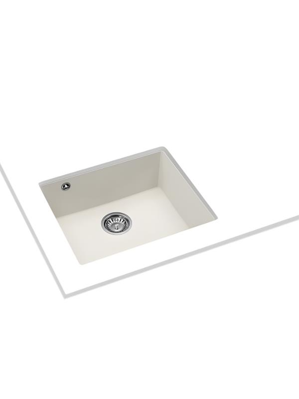Gümüş rengi giderli beyaz tezgah üzerinde krem rengi lavabo.