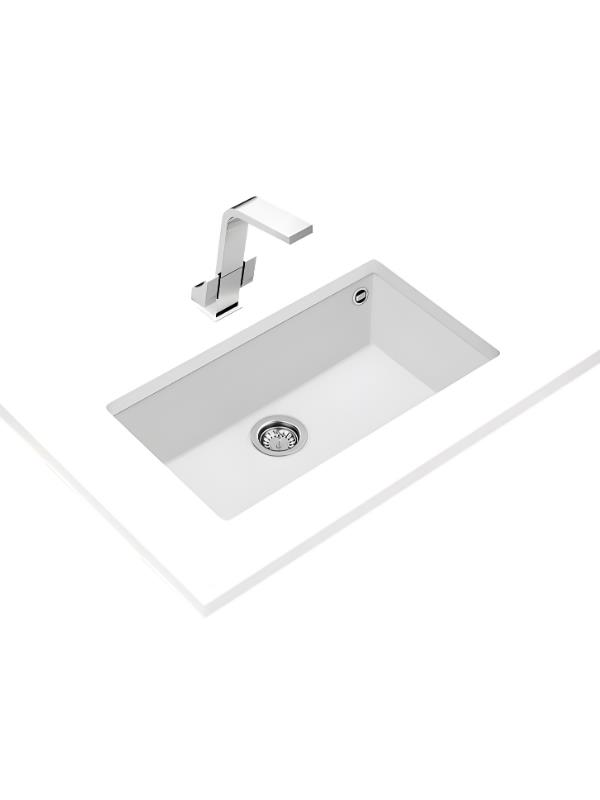 Beyaz tezgah üzerinde parlak krom musluklu modern beyaz lavabo.