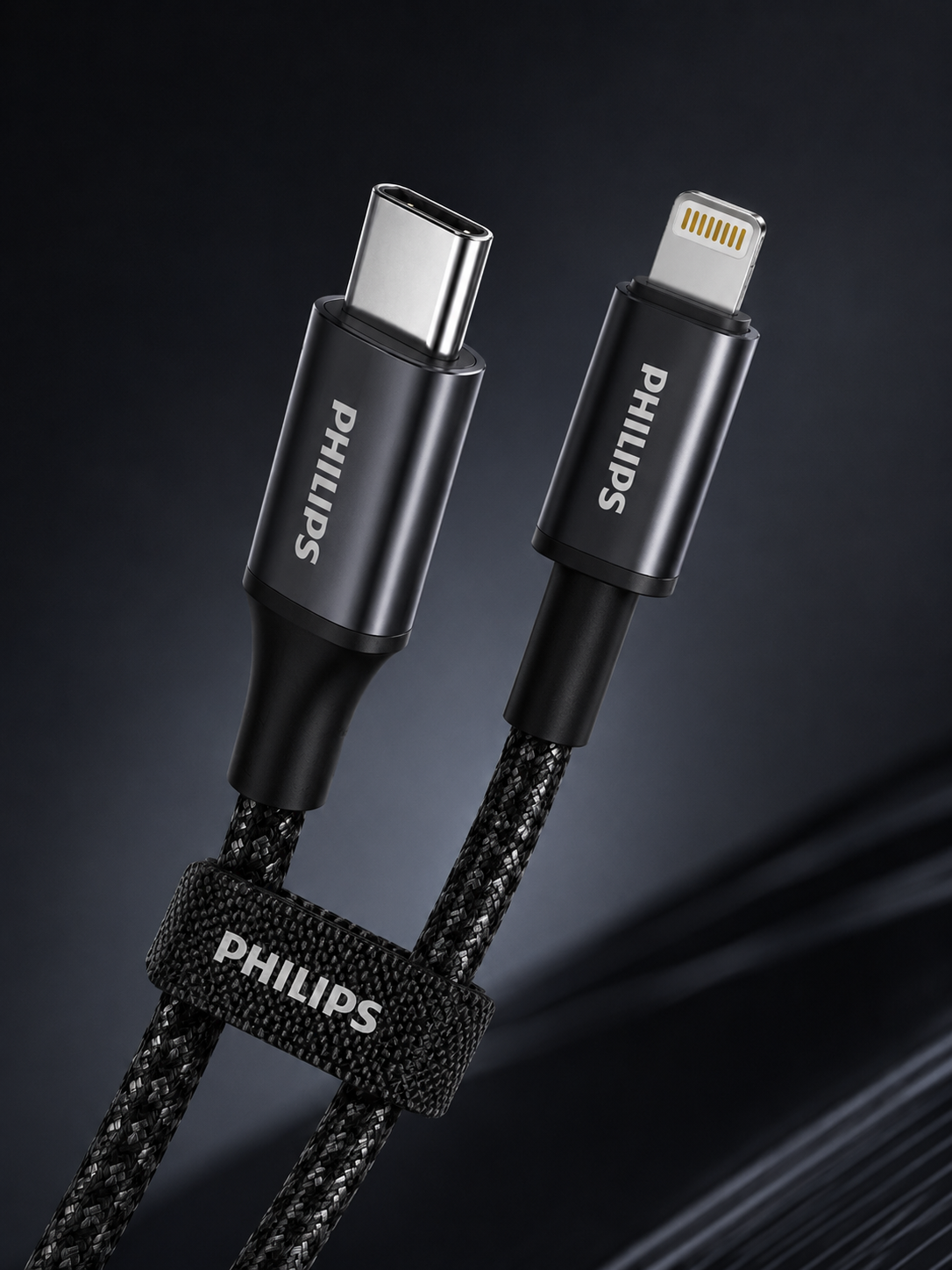 USB-C ve Lightning konnektörlü iki Philips kablosu, siyah, kumaş örgülü.