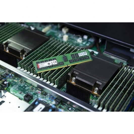 Pojedynczy zielony moduł RAM leży na wielu zainstalowanych modułach RAM w serwerze.