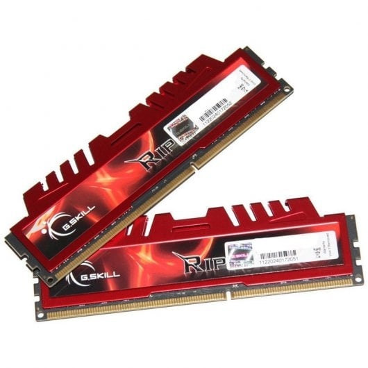 Zwei rote G.Skill Ripjaws DDR3 RAM-Module mit Kühlkörpern auf weißem Hintergrund.