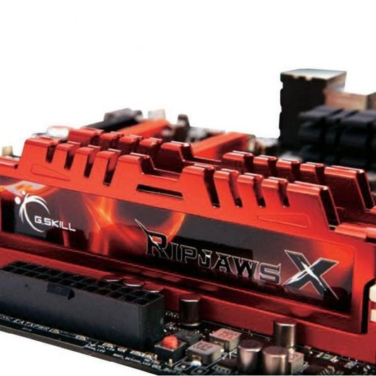 Rote G.Skill Ripjaws X RAM-Module auf einem Motherboard.