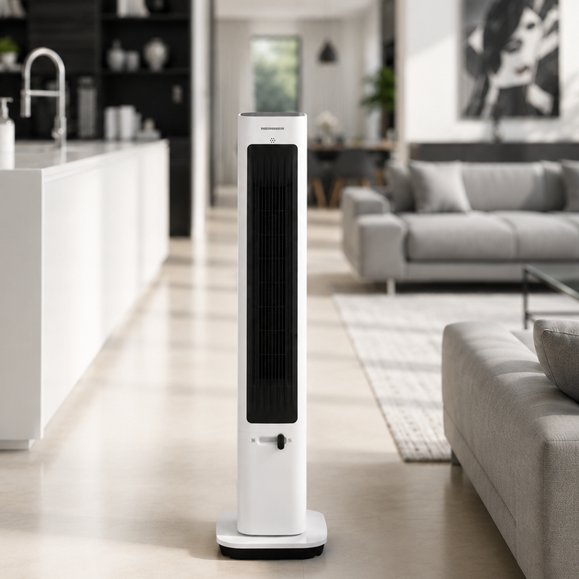Ein schlanker weißer Turmventilator steht in einem modernen Wohnzimmer mit Sofas.