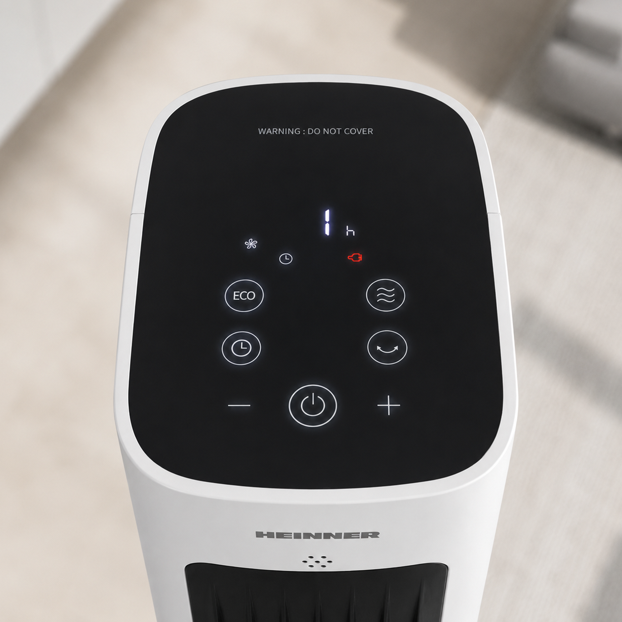 Ein weißer Turmventilator mit schwarzer Bedienfläche und leuchtenden Symbolen.