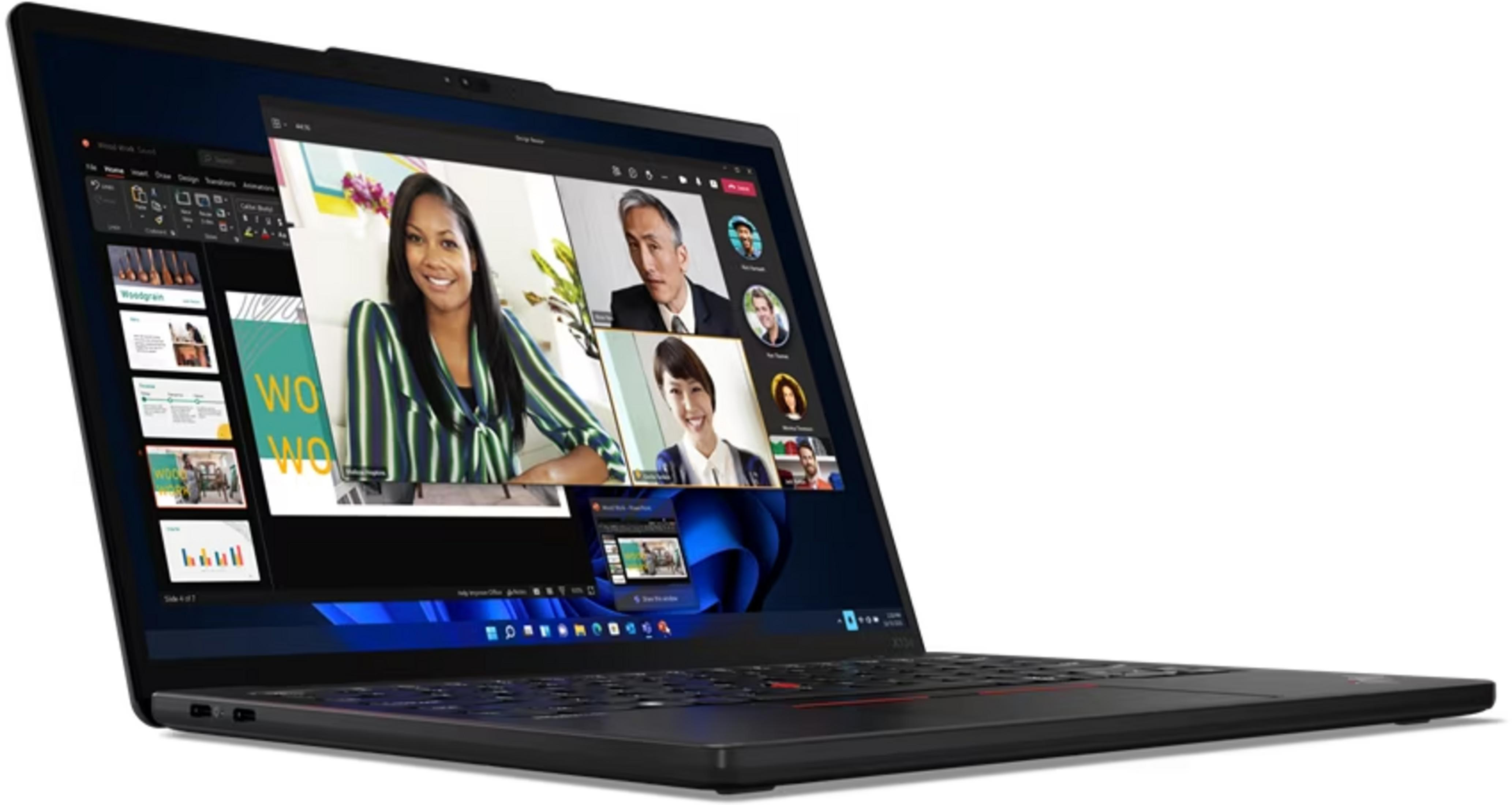 Ein schwarzer Laptop zeigt eine Videokonferenz mit vier Teilnehmern und Präsentationsfolien.