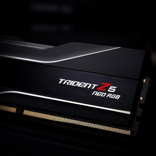 Schwarzer RAM-Riegel mit "TRIDENT Z5 NEO RGB"-Aufschrift.