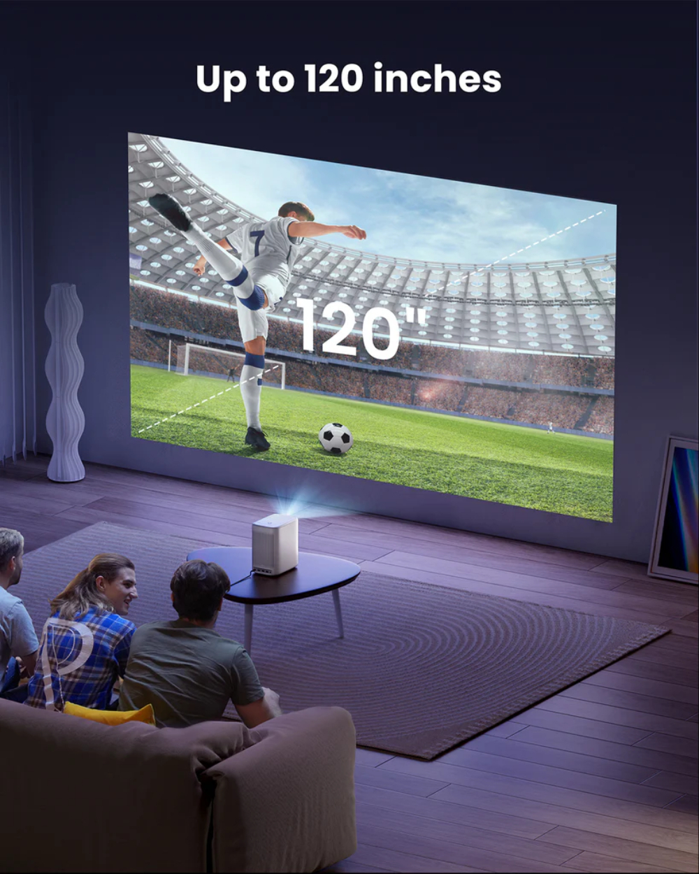 Un proyector pequeño muestra un partido de fútbol en una pantalla grande.