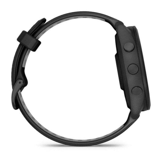 Schwarze Smartwatch mit Armband und seitlichen Tasten auf weißem Hintergrund.