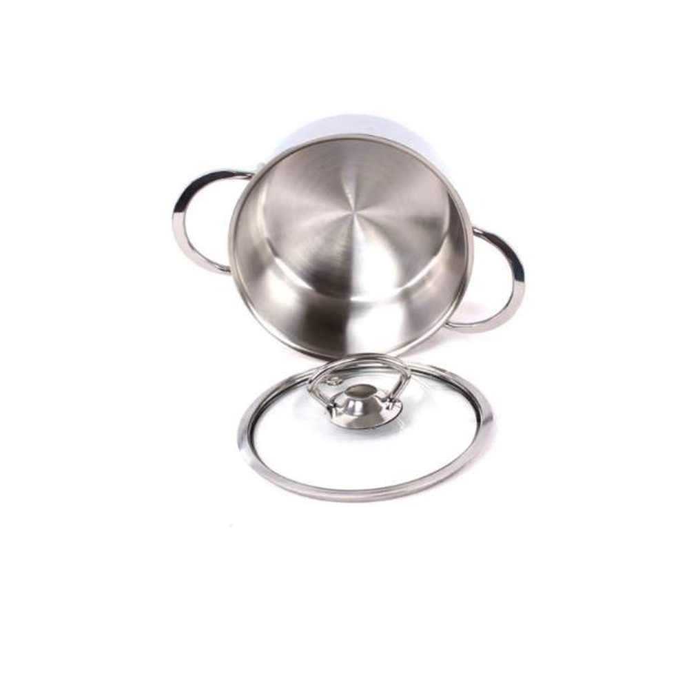 Yanında iki kulplu parlak metal tencere ve cam kapak bulunmaktadır.