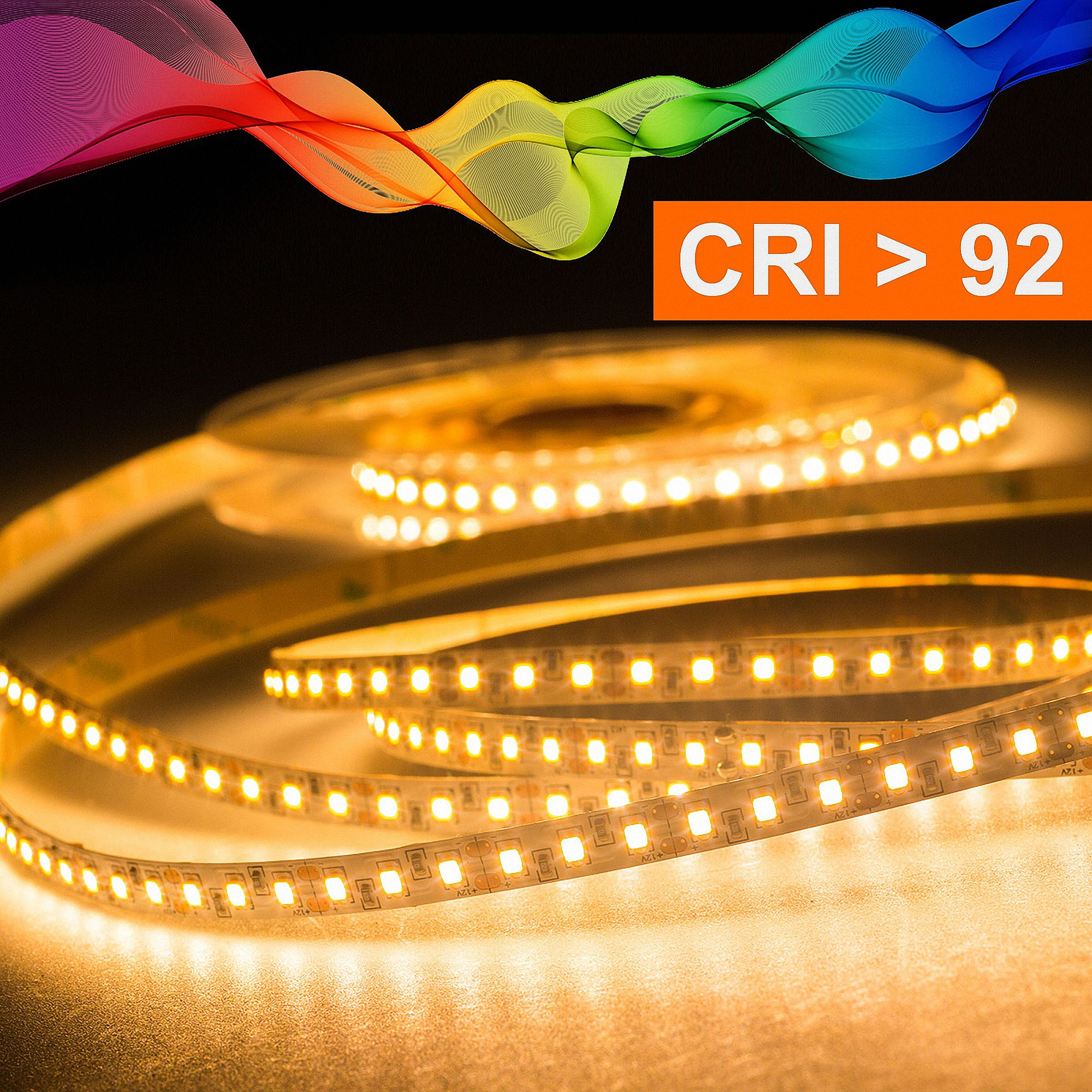 Eine Rolle LED-Streifen mit warmweißen Lichtern leuchtet, CRI <gt/> 92.
