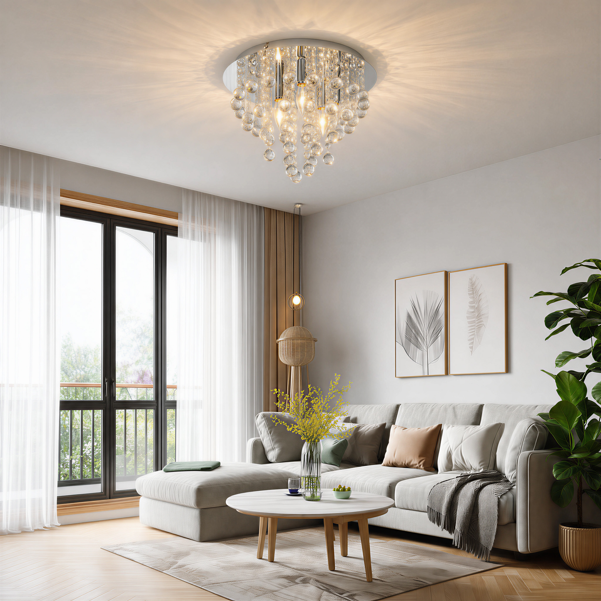 Ein Wohnzimmer mit einem grauen Sofa, Couchtisch, Pendelleuchte und Fenster.