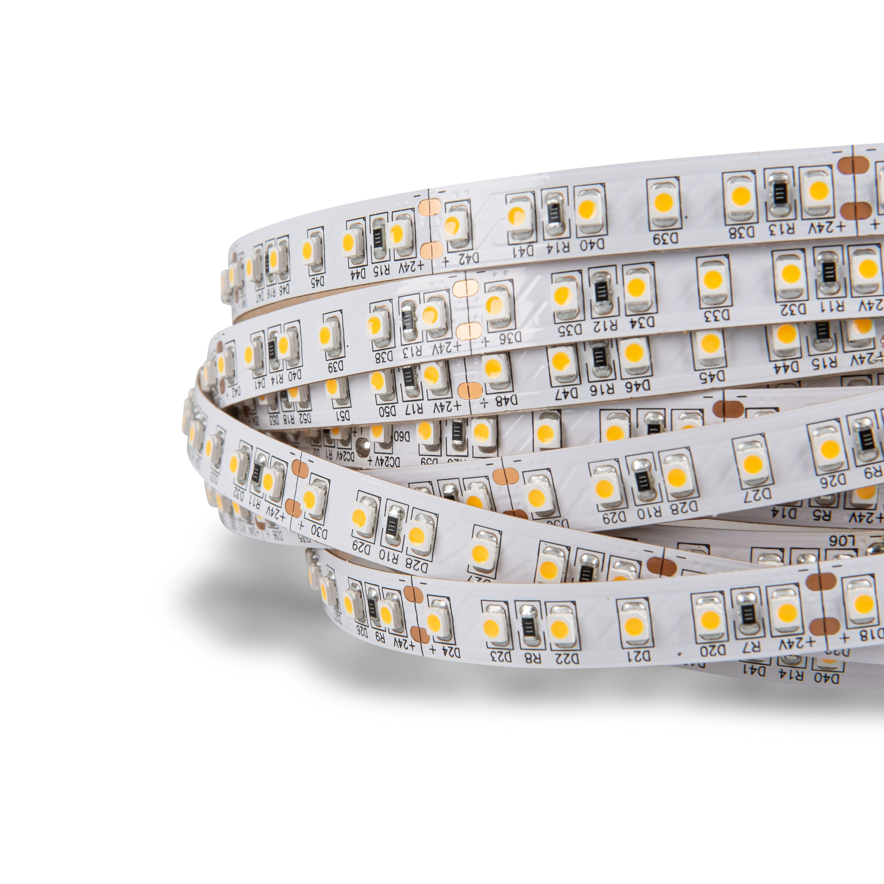 Eine aufgerollte weiße LED-Leiste mit sichtbaren Komponenten und Textmarkierungen auf weißem Grund.