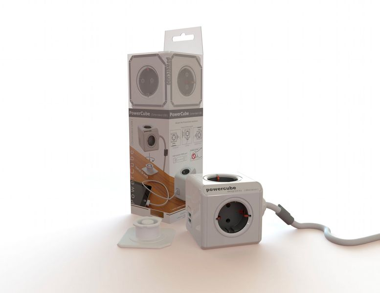 Una ciabatta bianca PowerCube con confezione e accessori su sfondo bianco.