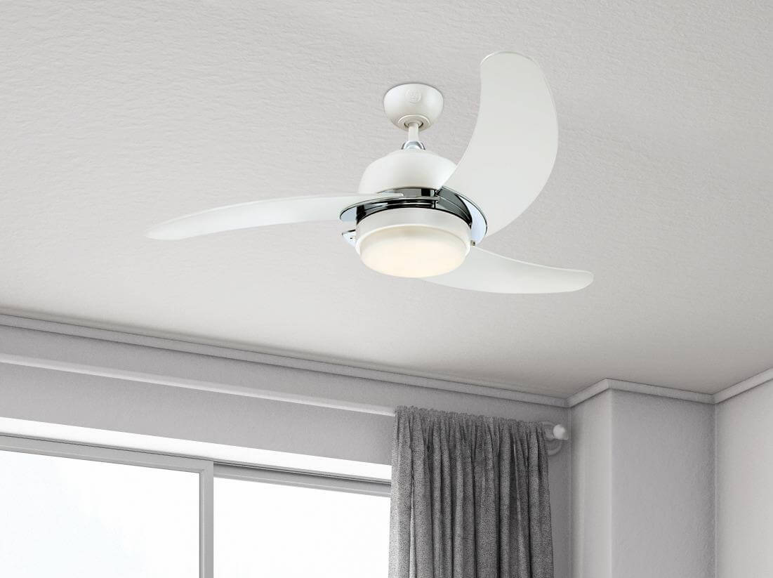 Ein moderner weißer Deckenventilator mit drei Flügeln und integrierter Leuchte.
