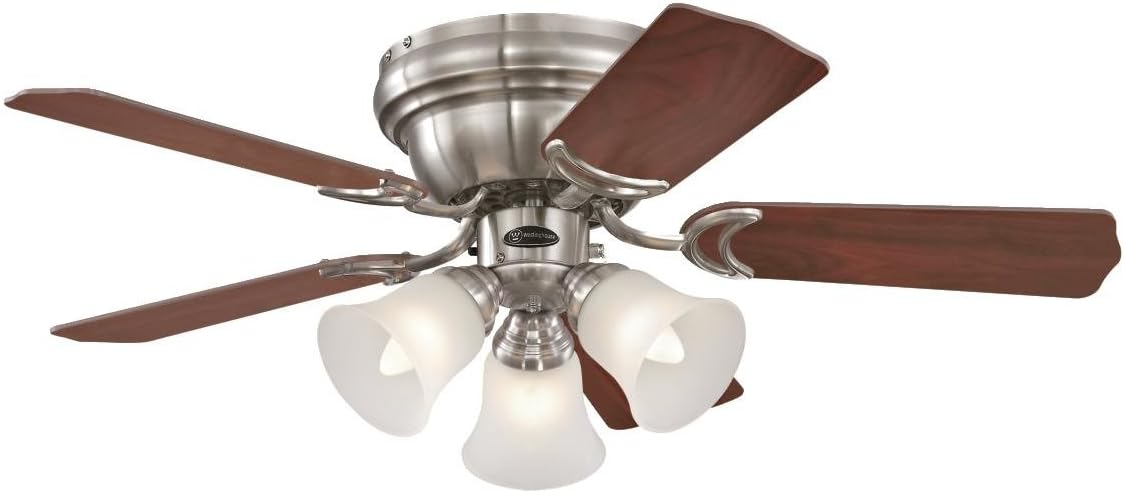 Deckenventilator mit vier Holzblättern und drei Milchglasleuchten.