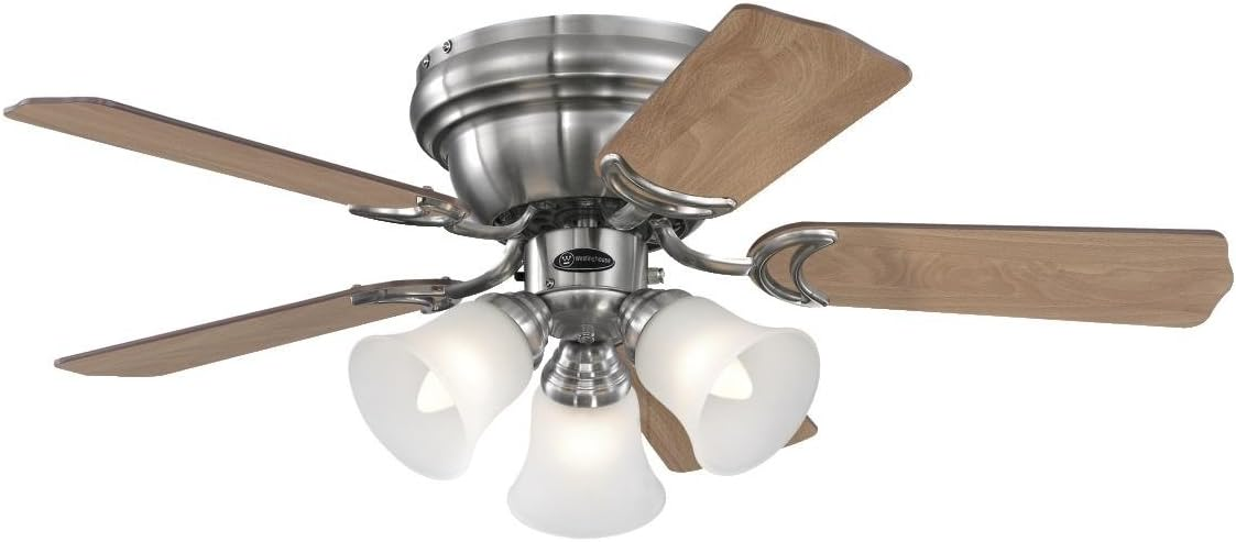 Deckenventilator mit vier Holzblättern und drei Milchglaslampen.