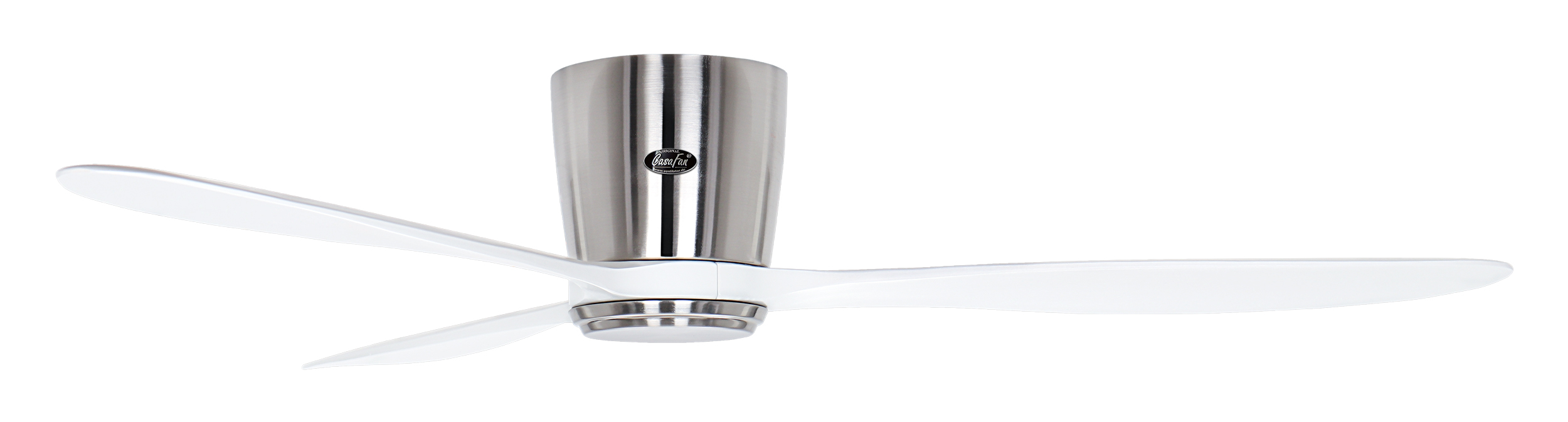 Un moderno ventilatore da soffitto con tre pale bianche e alloggiamento in metallo lucido.